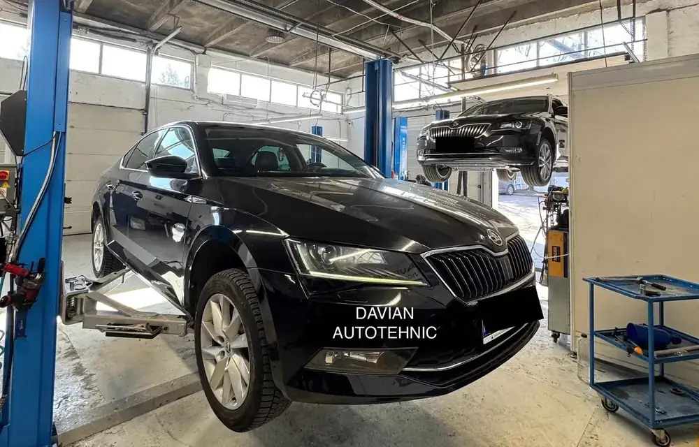 Skoda Superb ridicată pe elevatorul Stertil din atelierul Davian AutoTehnic